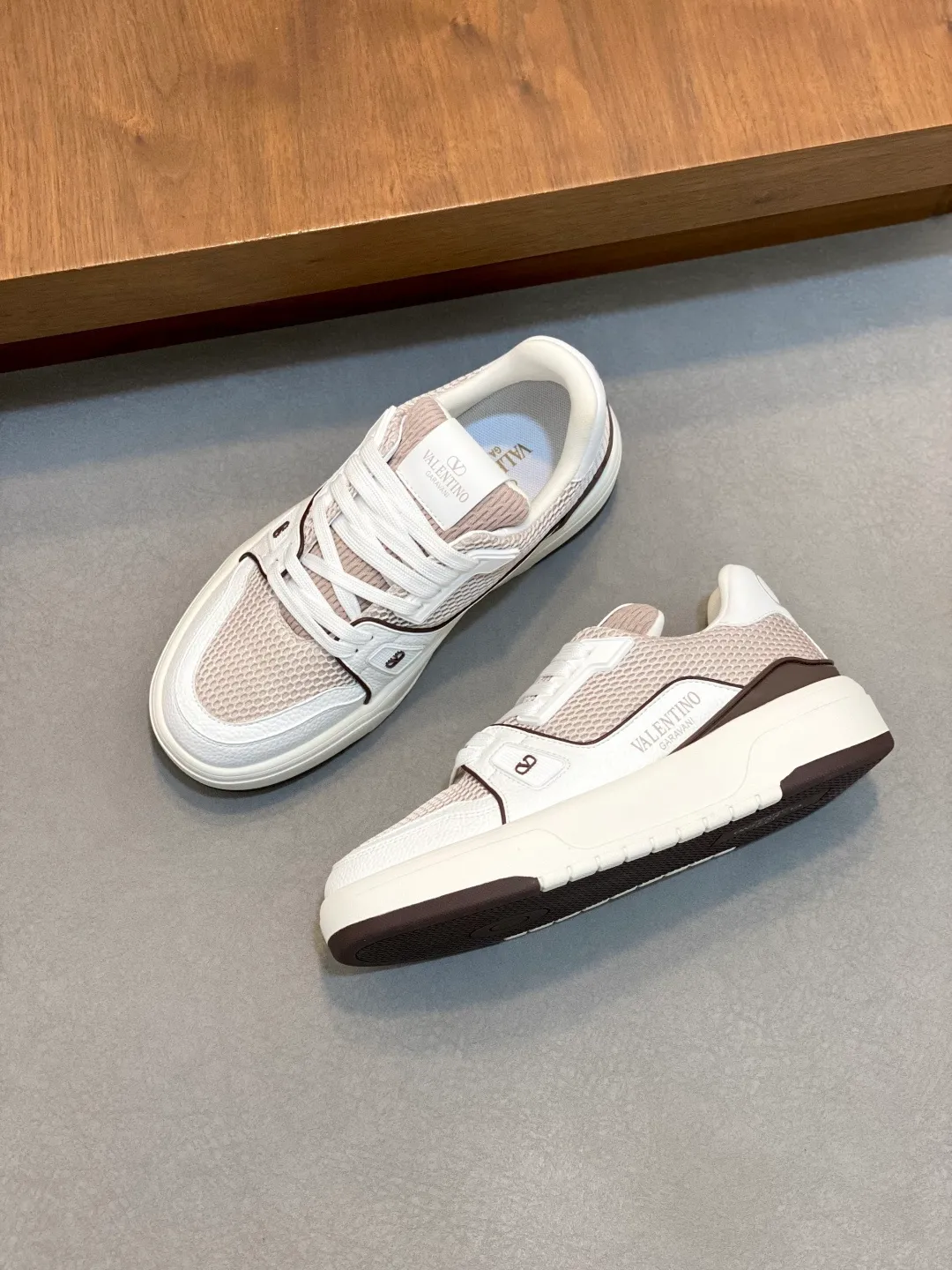 Men's shoes 💰660 Valentino/VALENTINO JOIE DE JOUER couple's low-top sneakers. This sneaker is made of splicing and is decorated with rubber VLOGO SIGNATURE details on the front. The upper is punched and the tongue is decorated with VLOGO SIGNATURE. Logo, with two-color rubber outsole, suede leather fabric lining, logo cowhide insole, fashionable and elegant style, comfortable and breathable for the upper foot, full of personality, and comes with a complete set of original packaging! Code number: 39-44 (38, 45 customized)
